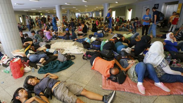 Běženci odpočívají v budapešťském metru nedaleko nádraží Keleti
