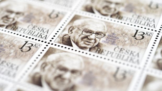 Česká pošta představila známku vydanou k poctě sira Nicholase Wintona