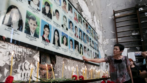 Beslan, žena u památníku připomínajícího oběti teroristického útoku z roku 2004