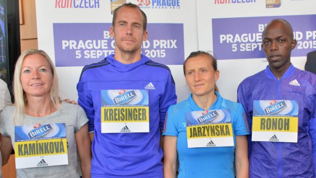 Čeští běžci Petra Kamínková a Jan Kreisinger pózují společně s hlavními favority sobotního závodu