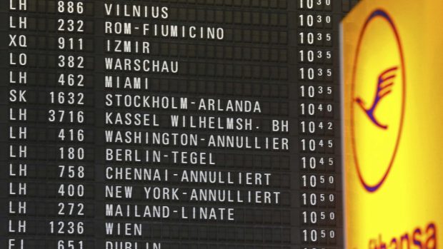 Odletová tabule Lufthansy na letišti ve Frankfurtu hlásí, že některé dálkové spoje jsou zrušeny
