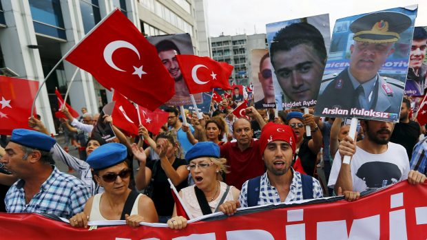 Lidé odsuzují víkendový útok, při kterém zemřelo 16 tureckých vojáků