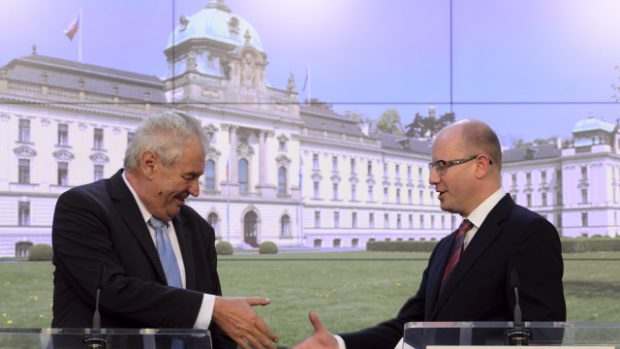 Prezident Miloš Zeman a premiér Bohuslav Sobotka na tiskové konferenci po zasedání vlády