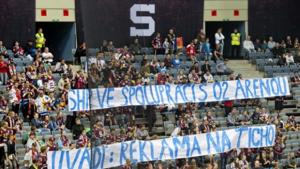 Fanoušci hokejové Sparty těžce nesou stěhováí klubu do O2 areny, při prvním zápase to vyjádřili tichým protestem