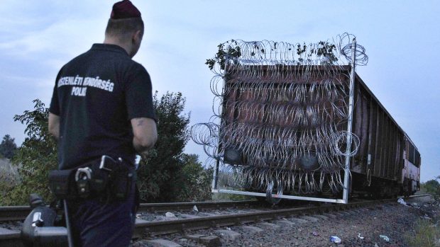 Maďarská policie uzavřela hlavní průchod přes hranici do Srbska žiletkovým drátem