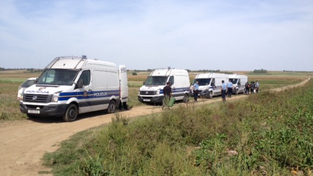 Policie hlídkuje na srbsko-chorvatské hranici. Právě tudy se řada migrantů snaží proniknout do EU