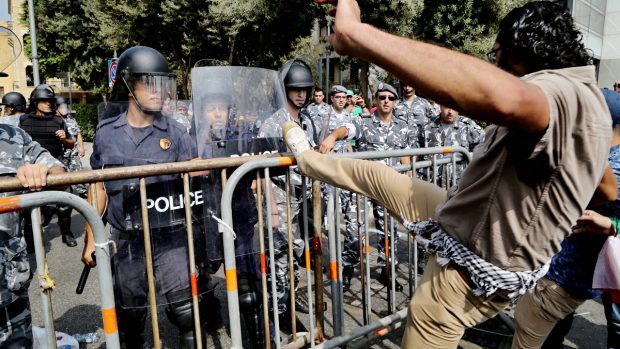 Desítky libanonských demonstrantů se v Bejrútu střetly s policií