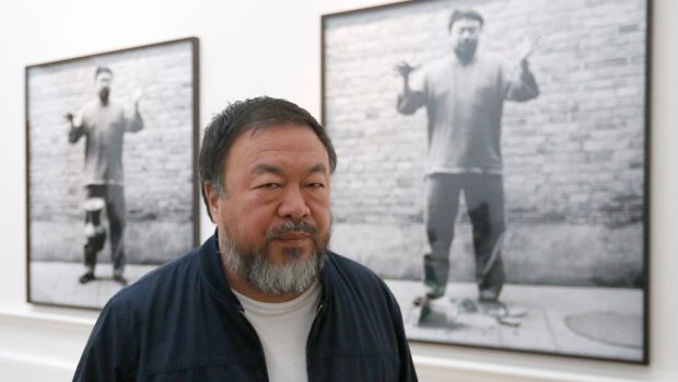 Pronásledovaný čínský umělec Aj Wej-Wej na své výstavě v Londýně