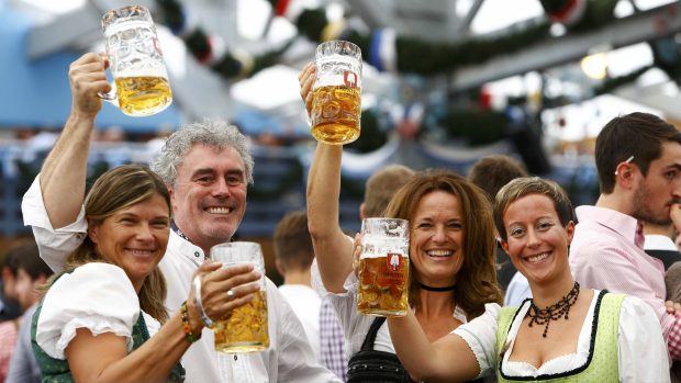 V Mnichově začaly největší pivní slavnosti na světě – Oktoberfest. Letos se koná už 182. ročník