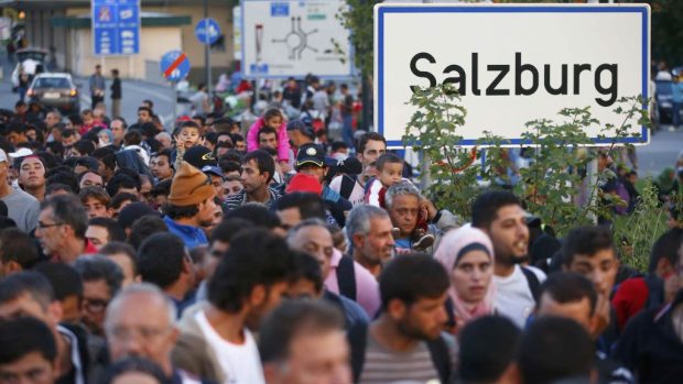 Migranti překročili u města Freilassing německo-rakouskou hranici a čekají na registraci