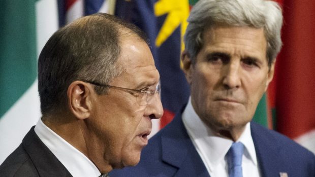 Ministři zahraničí Ruska a USA Sergej Lavrov (vlevo) a John Kerry jednali v noci v New Yorku