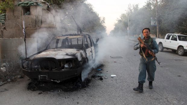 Afghánský policista hlídkuje v ulicích Kunduzu