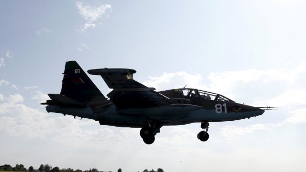 Běloruský letoun Suchoj Su-25 na vojenském cvičení nedaleko vesnice Krysovo. Stejný typ letadel nejspíš používá i Rusko v Sýrii