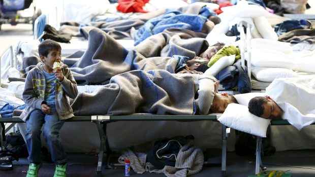 Německé ubytovny jsou přeplněné. Na snímku přespávají migranti ve sportovní hale