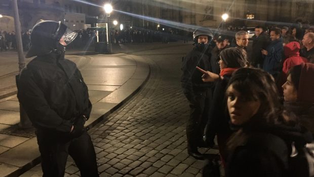 Rok od vzniku hnutí Pegida se v Drážďanech demonstruje, policie má situaci pod kontrolou