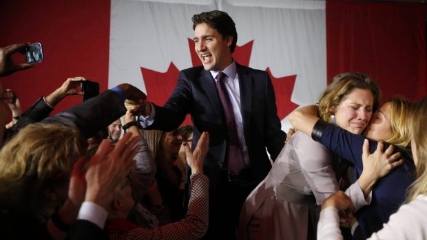 Vůdce liberální strany Justin Trudeau přijímá s manželkou Sophií Gregoirií gratlace k volebnímiu vítězství
