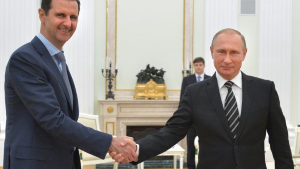 Syrský prezident Bašár Asad (vlevo)překvapivě navštívil Moskvu. Na snímku se svým protějškem Vladimirem Putinem