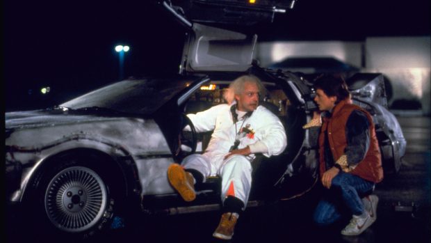 Herec Christopher Lloyd (vlevo) jako doktor Emmett Brown a herec Michael J. Fox jako mladík Marty McFly ve filmu Back to the Future