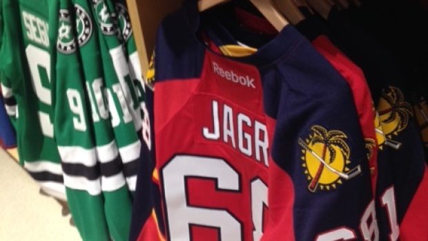 Oficiální fanshop na Manhattanu nabízí suvenýry všech týmů NHL i dres Jaromíra Jágra