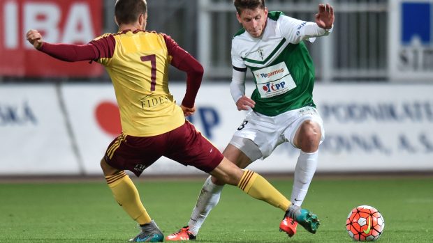 Jablonec remizoval v 11. kole Synot ligy s Duklou Praha 3:3, domácí Lukáš Masopust (v zeleném) se snaží obejít Jakuba Pavažance z Dukly