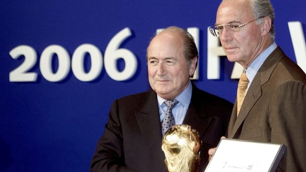 Sepp Blatter a Franz Beckenbauer na archivním snímku z roku 2000