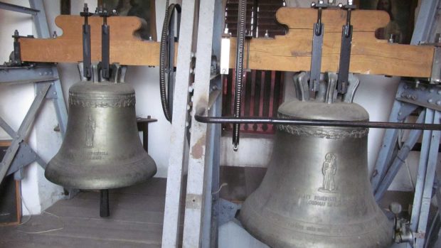 Kostelní věž, odkud byly za 2. světové války zvony odvezeny do Německa