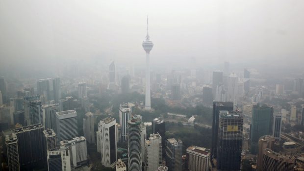 Pohled na Kuala Lumpur z vrcholu Petronas Towers kazí smog