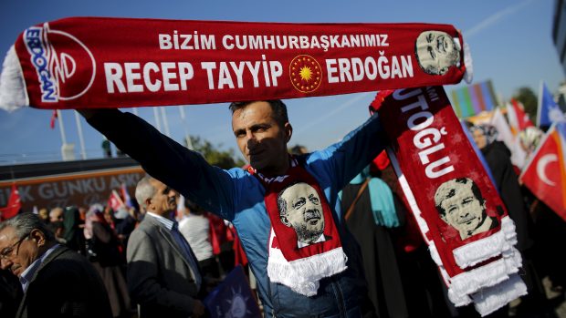 Turecké volby vyhrála Strana spravedlnost i rozvoje (AKP), spojená s osobou prezidenta Erdogana