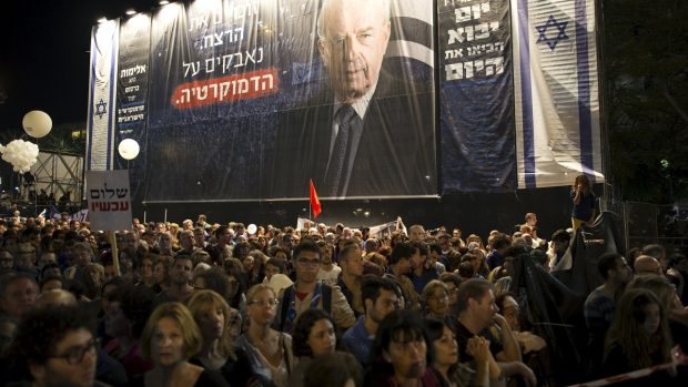 Na dnešním Rabinově náměstí v centru Tel Avivu si lidé připomněl 20. výročí atentátu na tehdejšího premiéra