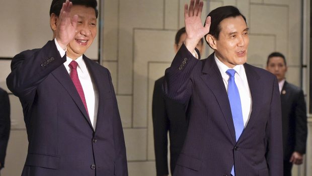 Prezidenti Číny Ťin-pching a Tchaj-wanu Ma Jing-ťiou se setkali v Singapuru