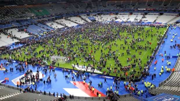 Diváci na trávníku stadionu Stade de France, který se stal jedním z terčů teroristických útoků 13. listopadu v Paříži