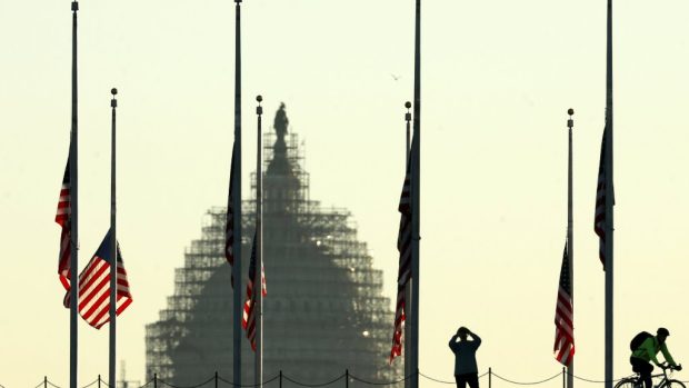V americkém Washingtonu jsou kvůli útokům v Paříži staženy vlajky na půl žerdi