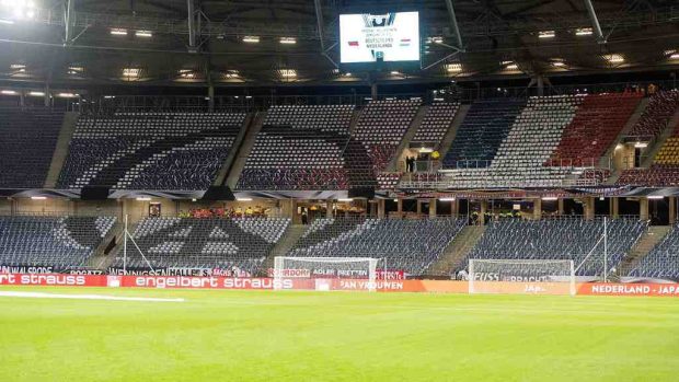 Prázdný stadion v Hannoveru, kde se mělo hrát přátelské utkání mezi Německem a Nizozemskem