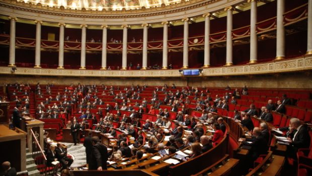 Dolní komora francouzského parlamentu schválila prodloužení výjimečného stavu v zemi o tři měsíce