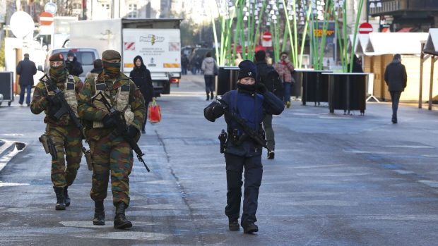 Belgičtí vojáci procházejí centrem Bruselu