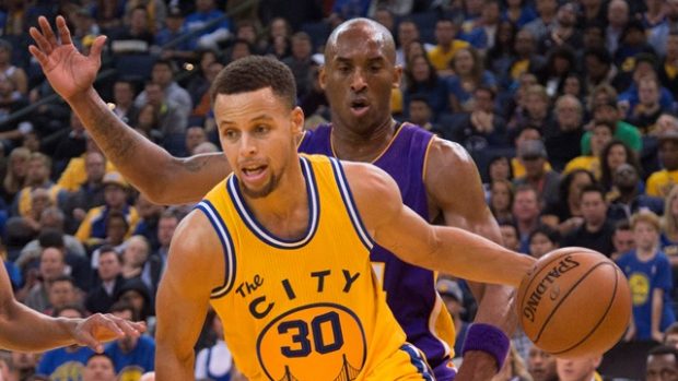 Stephen Curry je hlavním tahounem Golden States. Zatím si drží průměr více než 32 bodů na zápas