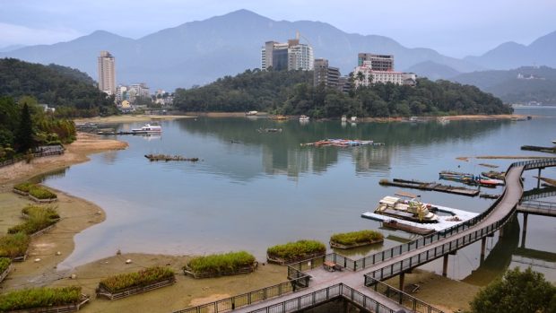 V tchajwanském jezeře Sun Moon Lake (Jezero Slunce a Měsíce) ubývá vody