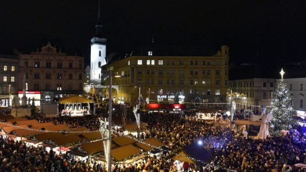 Slavnostním rozsvícením Těsnohlídkova vánočního stromu byly na brněnském náměstí Svobody zahájeny vánoční trhy