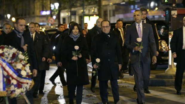 Starostka Paříže Anne Hidalgová, francouzský prezident François Hollande a americký prezident Barack Obama uctili před klubem Bataclan oběti pařížských útoků
