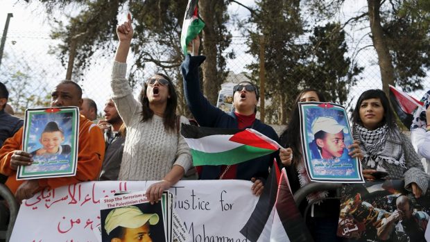 Palestinští demonstranti se snímky zavražděného Palestince Muhammada Chudajra před soudem v Jeruzalémě