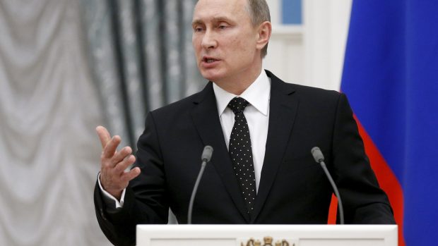 Ruský prezident Vladimir Putin mluví po setkání s jeho francouzským protějškem Françoisem Hollandem v Moskvě