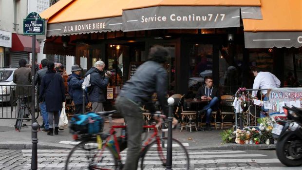 Po necelém měsíci mohli lidé opět usednout v baru A La Bonne Biere v Paříži. Podnik byl jedním z terčů listopadových útoků džihádistů