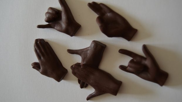 Usnadnit výuku znakové řeči může čokoláda z Brna