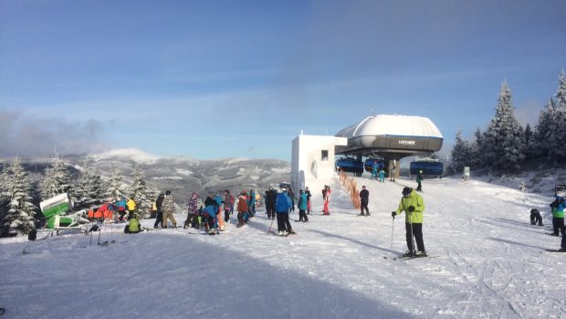 Špindlerův Mlýn, lyžování, sjezdovka, lyžaři, vlek