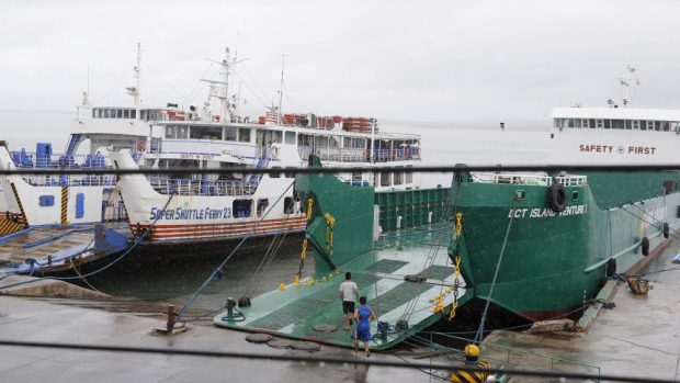 Lodě v přístavu na ostrově Cebu, kam se preventivně uchýlily před tajfunem Melor