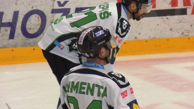 Hokejista Jakub Klepiš (v pozadí), BK Mladá Boleslav