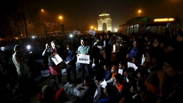 Indie, Nové Dillí. Demonstrace proti propuštění muže, který se v roce 2012 jako nezletilý podílel na mučení a znásilnění dívky