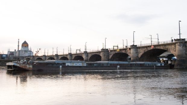 Česká nákladní loď uvízla pod Mariánským mostem v centru Drážďan