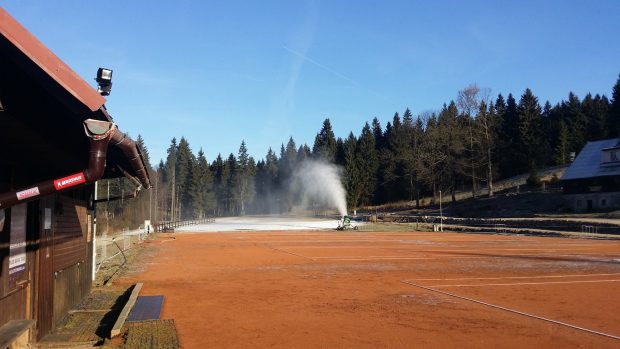 Umělé zasněžování. Na snímku sněžné dělo na stadionu v Bedřichově