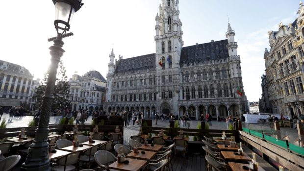Brusel zrušil oslavy nového roku. Zahrádka u kavárny na Grand Place je prázdná